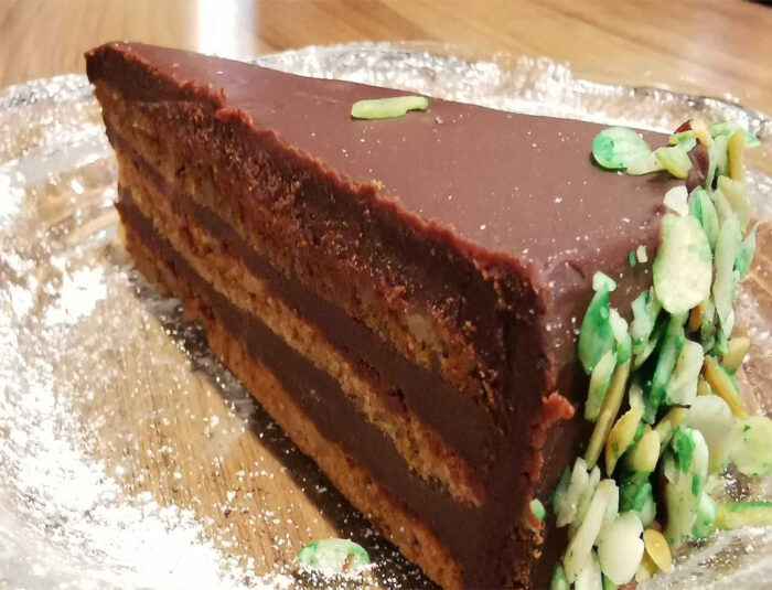 Torta Garash: A Timeless Bulgarian Cake with Hazelnuts and Chocolate Ganache